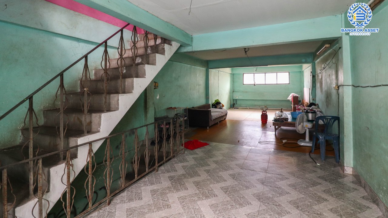 อาคารพาณิชย์มือสองกรุงเทพฯ ม.เอสเค เอกชัย76 เนื้อที่กว้างขวางเกือบ 35 ตร.ว. ฟังก์ชัน 4 ห้องนอน 2 ห้องน้ำ ลงทุนทำกิจการได้ เข้า-ออกได้หลายเส้นทาง ทำเลดี ใกล้รถไฟฟ้าสายสีน้ำเงิน "สถานีหลักสอง" และทางด่วน "พระราม 2" จองด่วน!